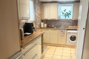 Buzdolabı, mikrodalga fırın, set üstü ocak, elektrikli su ısıtıcısı