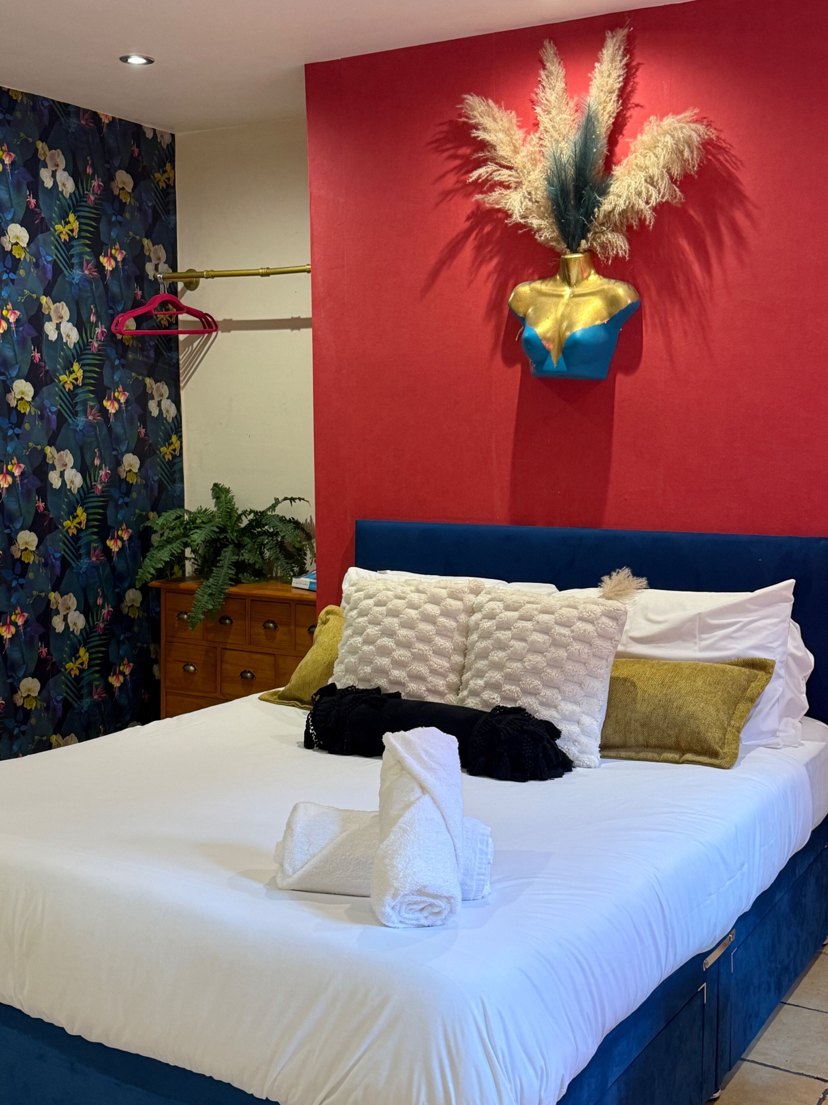 1 habitación, tabla de planchar con plancha, wifi gratis y ropa de cama 