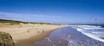 1 Bed Flat - Sleeps 5 - Pet Friendly - Parking