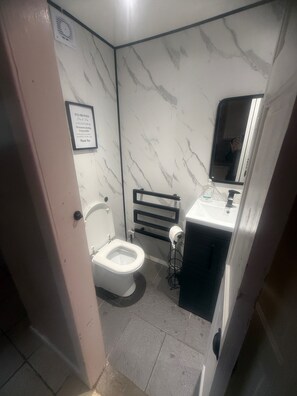 Shower, towels