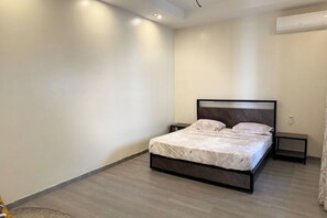 4 bedrooms, iron/ironing board, Internet, bed sheets