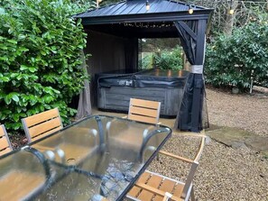 Outdoor dining - Rogate Cottage Retreat (Petersfield)