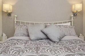 Iron/ironing board, free WiFi, bed sheets - Rogate Cottage Retreat (Petersfield)