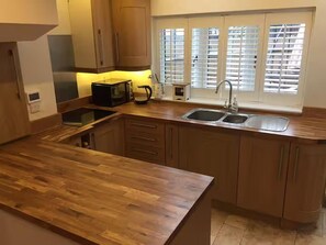 Køleskab, mikrobølgeovn, ovn, kogeplade