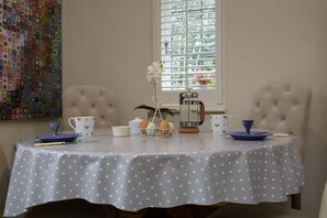 Dining - 4 Guests - Pet Friendly - Cottage Retreat (Petersfield)