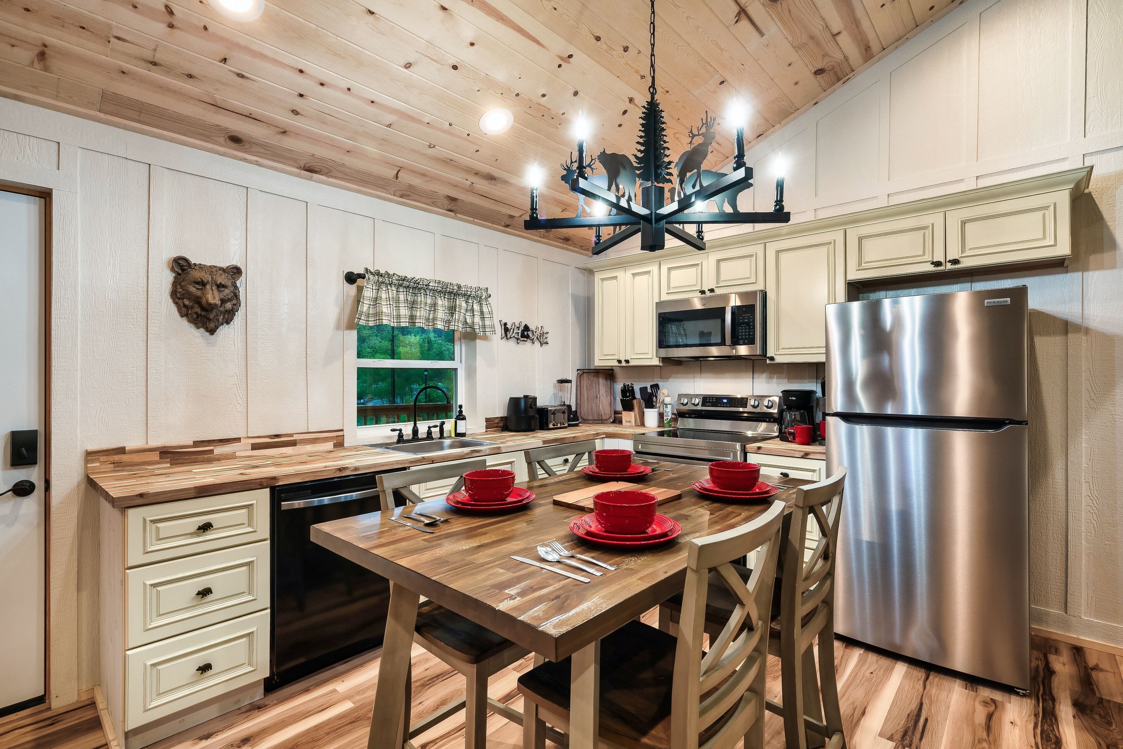 冷蔵庫、電子レンジ、オーブン、コンロ