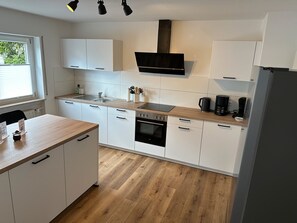 Fridge, oven, stovetop, dishwasher