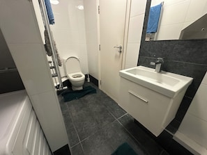 Bidet, serviettes fournies, savon, papier toilette