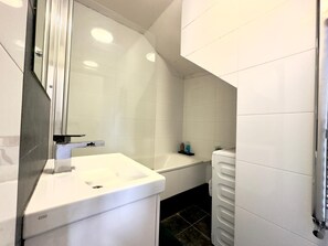 Bidet, towels, soap, toilet paper - Cosy One Bedroom Apartment, close to Mill Hill Broadway Train Station (London)