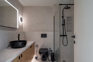 Regadera, amenidades de baño gratuitas, secadora de cabello, bidet