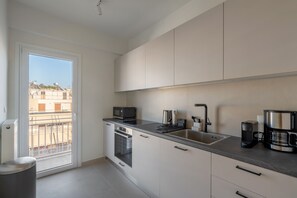 Micro-ondes, four, plaque de cuisson, lave-vaisselle