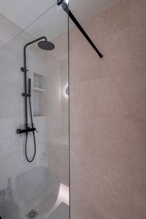 Shower, free toiletries, hair dryer, bidet