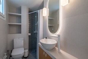 Een douche, een haardroger, een bidet, handdoeken