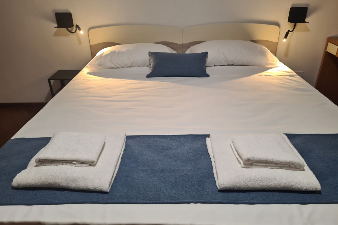 6 bedrooms, desk, iron/ironing board, free WiFi