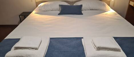 6 bedrooms, desk, iron/ironing board, free WiFi