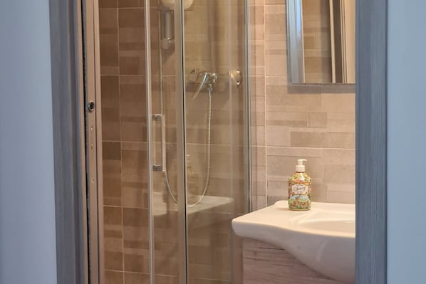 Dusche, kostenlose Toilettenartikel, Haartrockner, Bidet