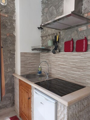 Kühlschrank, Mikrowelle, Wasserkocher mit Kaffee-/Teezubehör