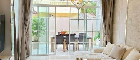 Smart-TV, Bücher, Computerbildschirme