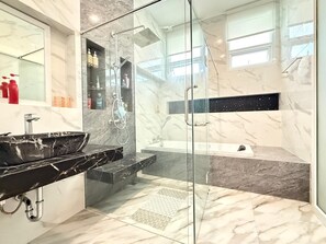 Sèche-cheveux, serviettes fournies, savon, papier toilette