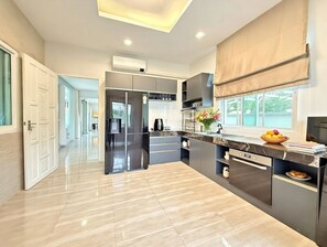 Frigorífico, microondas, horno y placa de cocina