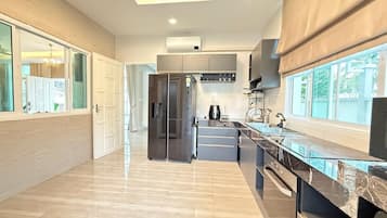 Geladeira, micro-ondas, fogão, cooktop