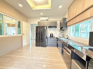 Køleskab, mikrobølgeovn, ovn, kogeplade