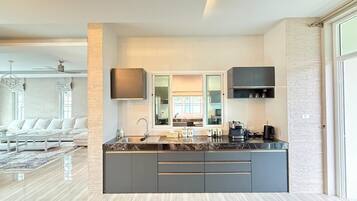 Réfrigérateur, micro-ondes, four, plaque de cuisson