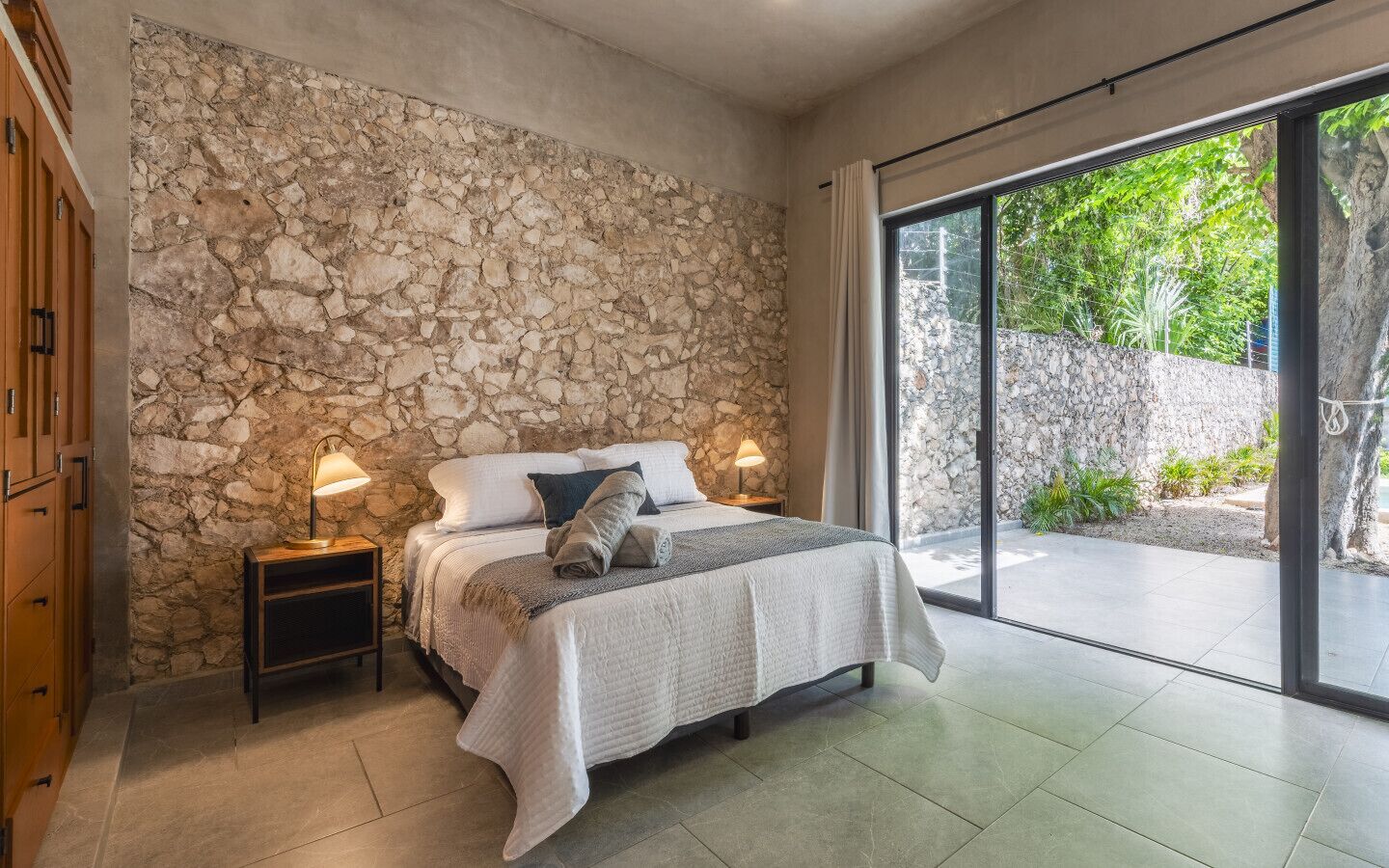 2 عدّة غرف نوم ومكتب ومكواة/لوح كي وسرير سفر