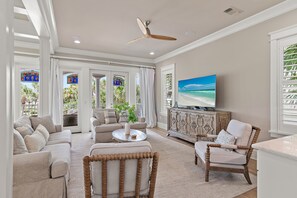 Smart TV, tavolo da ping pong, libri