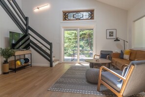 Smart TV, reproductor de DVD, futbolito y libros