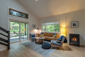 Smart TV, reproductor de DVD, futbolito y libros