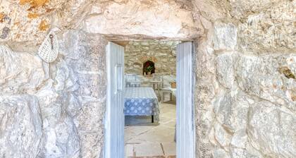 Apartment 'Baccole - Trullo Grande' with Shared Terrace, Private Garden and Air Conditioning