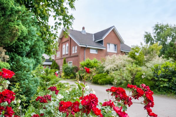 Una casa con jardín delantero.