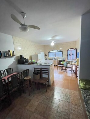 Private kitchen - House in front of the sea in Mongagua. Spacious for the whole family (Jardim Aguapeu Mongaguá)