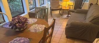 Charming 2-bedroom cabin on babbling brook in delightful Hendersonville with AC