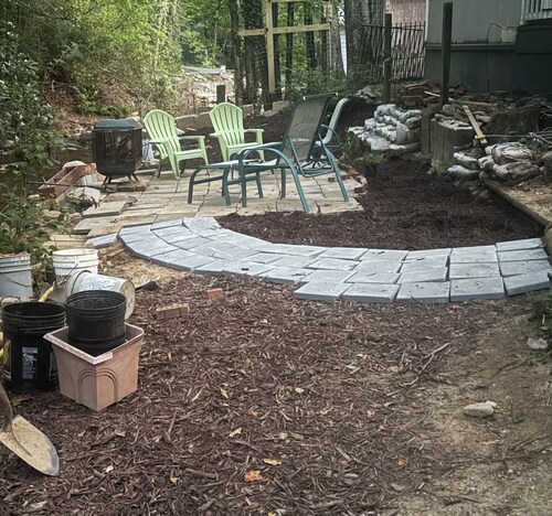 Charming 2-bedroom cabin on babbling brook in delightful Hendersonville with AC