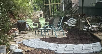 Charming 2-bedroom cabin on babbling brook in delightful Hendersonville with AC