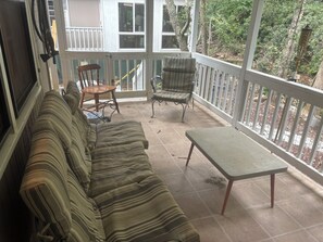 TV - Charming 2-bedroom cabin on babbling brook  in delightful Hendersonville with AC (Hendersonville)