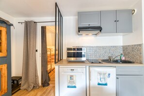 Frigorífico, microondas, horno y placa de cocina