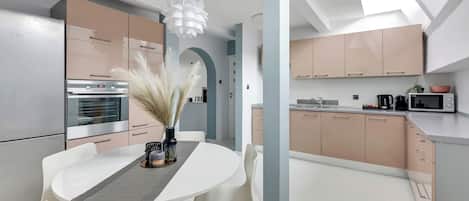 Refrigerador con freezer, microondas, horno, placa de cocina