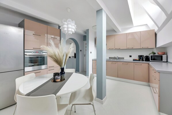 Family Penthouse | Private kitchen | Full-size fridge, microwave, oven, stovetop