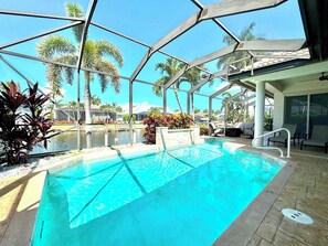Una piscina al aire libre, una piscina climatizada