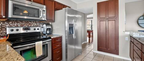 Refrigerador, microondas, horno y lavavajillas