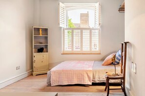 2 bedrooms, iron/ironing board, internet, bed sheets