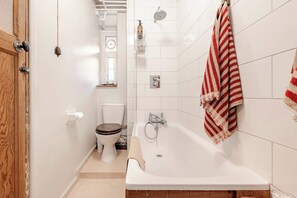 Haartrockner, Handtücher, Seife, Toilettenpapier