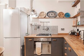 Micro-ondes, four, plaque de cuisson