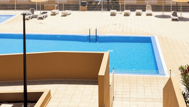 A rooftop pool with a view of the sea and mountains. - Home2Book Relaxing Stay with Terrace & Pool (Puerto Santiago)