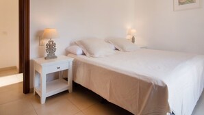 A bedroom with a bed, nightstands, and a painting on the wall. - Th11 Villa in Cambrils con Piscina (Cambrils)
