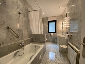 Villa | 5 bedrooms - Th142 Villa Vista Alegre con Piscina Privada (Tarragona)