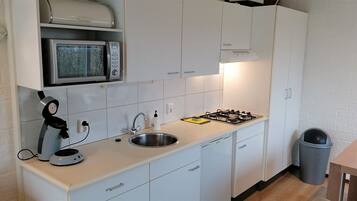 Kjøleskap, mikrobølgeovn, kokeplater og kaffetrakter/tekoker